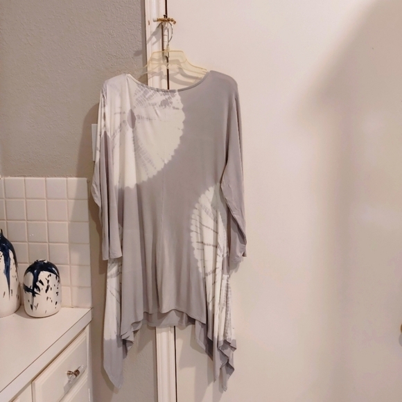 NWOT Belldini Gray and White Tie Dye Long Sleeved Flared Hem Tunic XL. - Picture 1 of 10